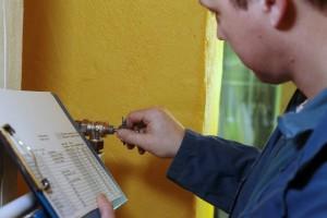 Ein SHK-Handwerker stellt ein voreinstellbares Thermostatventil ein.  (Quelle: co2online/Alois Müller)  