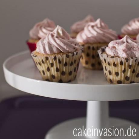 Holundercupcakes mit Himbeerhaube (vegan, laktosefrei)