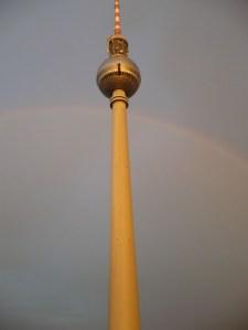 Der Fernsehturm am Alexanderplatz (mit Regenbogen)