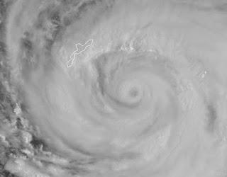 Taifun BOLAVEN jetzt unmittelbar vor Okinawa, Japan, Bolaven, Julian, Taifunsaison 2012, Taifun Typhoon, major hurricane, Satellitenbild Satellitenbilder, aktuell, Japan, August, 2012, 