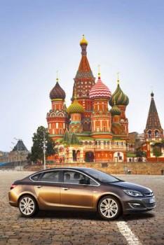 Der viertürige Opel Astra reist nach Russland