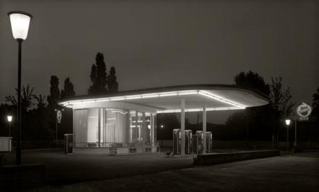 Karl Hugo Schmölz, Tankstelle Ecke Oskar Jaegerstrasse bei Nacht, 1952 (© Archiv Wim Cox)