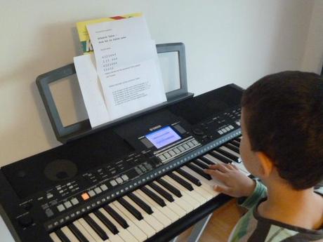 Keyboard: der Grosse besucht die Musikschule