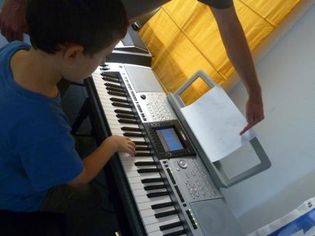 Keyboard: der Grosse besucht die Musikschule