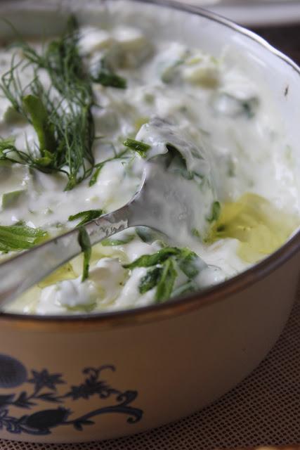 Yoghurtdip mit Rucola und Zucchini und mit Schinken gefüllte Dreickecke