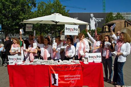  Frauen verteilen Grundgesetze in Berlin