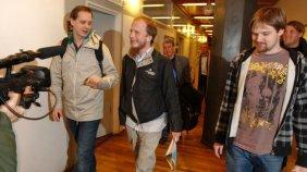 Die Gründer von The Pirate Bay: Peter Sunde (l.), Gottfrid Svartholm (M.) und Fredrik Neij im März 2009 bei einem Gerichtstermin in Stockholm.