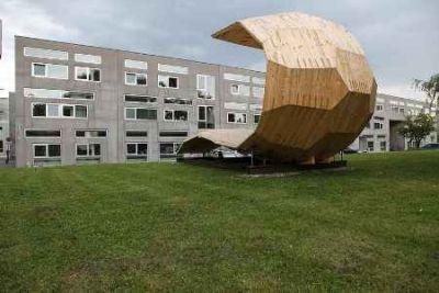 Die Skulptur am TU-Campus Inffeldgasse zeigt eindrucksvoll, was mit dem Baustoff Holz möglich ist. TU Graz