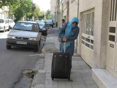 Journalistin Jila Bani Yaghoub auf dem Weg zum Gefängnis (Foto)