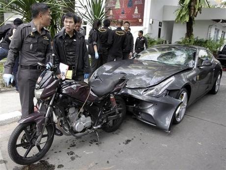 Red-Bull Millionen-Erbe fährt Thai-Polizisten tot und haut ab...