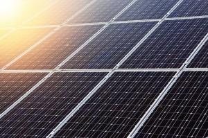 Nutzung der Sonnenenergie zur Stromerzeugung, Quelle: http://pixabay.com/de/alternative-blau-zelle-sauber-eco-21581/