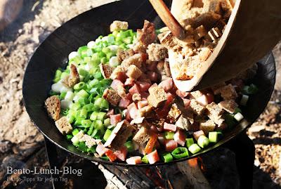 Rührei mit Speck, Frühlingszwiebeln und Brotwürfel - Kochen am offenen Feuer #5