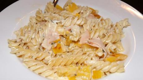 Pasta mit Paprika und Putenstreifen in Frischkäsesoße