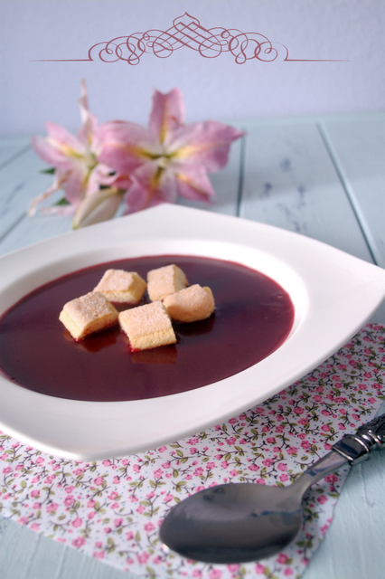 Holunderbeerensuppe - verfeinert mit Vanille und Biskuitbroeckchen