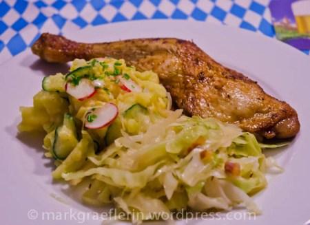 O’zapft is – Henderl mit Kartoffel-Gurken-Radies Salat und Krautsalat mit Speck