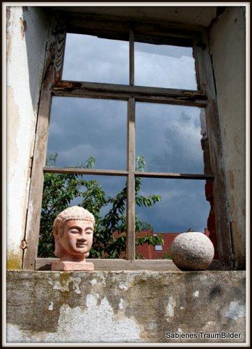 Buddhakopf auf einer Fensterbank