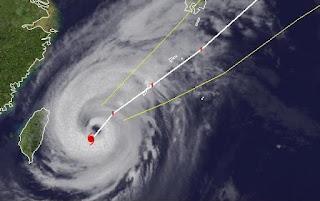Taifun JELAWAT zieht direkt nach Okinawa, Jelawat, Lawin, aktuell, Satellitenbild Satellitenbilder, Vorhersage Forecast Prognose, Japan, September, 2012, Taifun Typhoon, Taifunsaison 2012, 