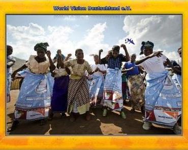 Michele Angelo Kooperation mit World Vision Deutschland e.V. /Frauen in Malawi tanzen zur Feier eines neuen Bohrlochs