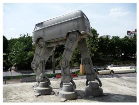VW Bus Roboter Statue