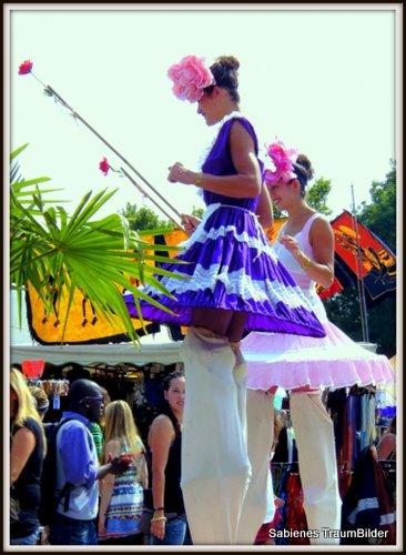 Stelzenläuferinnen auf dem Afrika Karibik Festival in Aschaffenburg