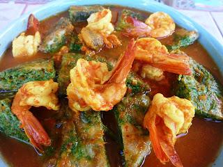 Gaeng Som Gung Kai Cha Om – Saure Suppe mit Garnelen und Cha Om- Omelett / Sour SoupWith Prawns and Acacia Leaf Omelet