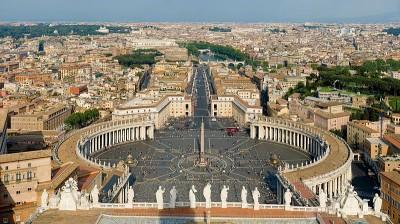 800px St Peters Square Vatican City April 2007 400x224 Verurteilung im Vatileaks Prozess