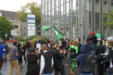 Anonymous GigaRaid gegen Scientology Düsseldorf: Party einer engagierten Minderheit