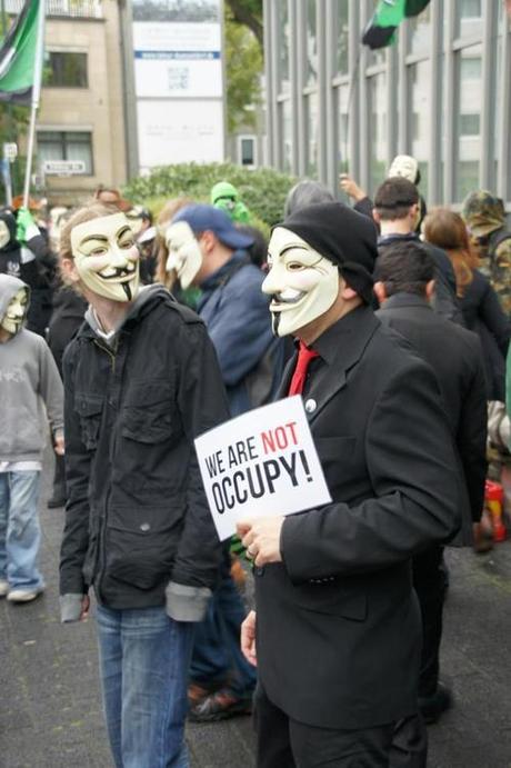 Anonymous GigaRaid gegen Scientology Düsseldorf: Party einer engagierten Minderheit