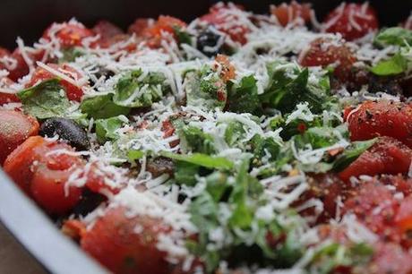 Bruschetta mit gebackenen Tomaten, schwarzen Oliven und Kapern