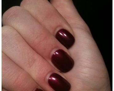 Nägel herbstlich rot