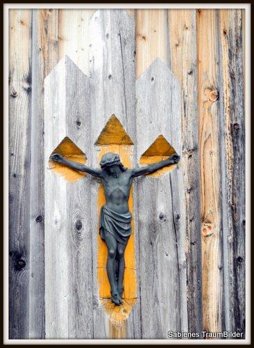Kruzifix an einer Scheunenwand im Allgäu