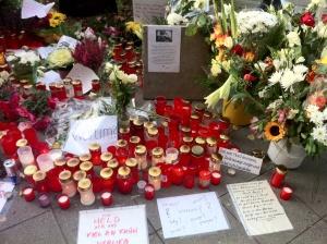 Kerzen und Blumen erinnern an Jonny, der hier in der Berliner Rathausstraße zu Tode getreten wurde