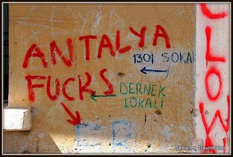 Handgeschriebener Spruch auf einer Mauer in Antalya