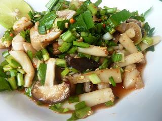 Yam Hed - Sauerscharfer Thai-Salat mit Pilzen / Sour and Spicy Thai Salad with Mushrooms