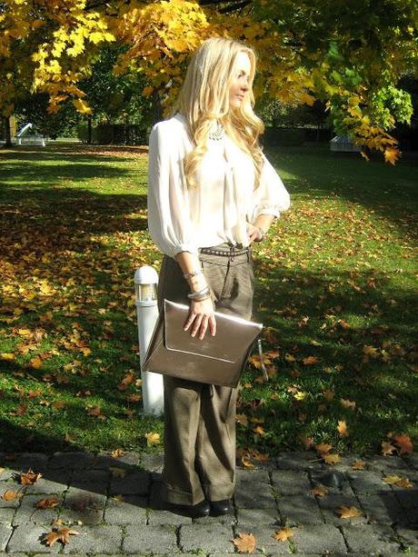 Monday to go: checked Palazzo pants and neon necklace