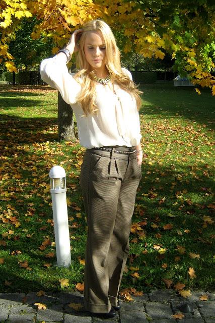 Monday to go: checked Palazzo pants and neon necklace