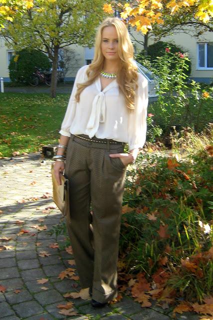 Monday to go: checked Palazzo pants and neon necklace