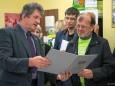 Bgm. Alfred Hinterecker überreicht Peter Sommerer eine Urkunde bei der Nah&Frisch Markt Neueröffnung in Mitterbach