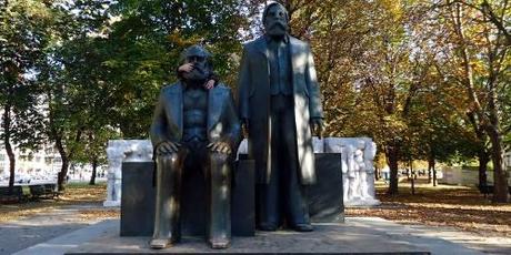 Berlin: Marx und Engels verrückt