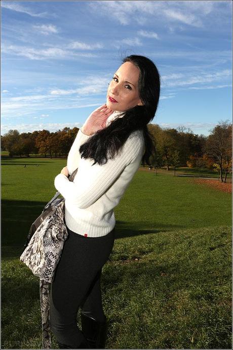 Fashion Blog München - ein Tag mit hohen Stiefeln, Pullover und enger Hose im Park - Fashion Outfit für den Herbst