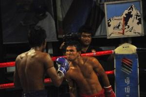 Der Thaiboxer scheint seine eigenen Methoden zu haben, um dem Gegner die Meinung zu zeigen