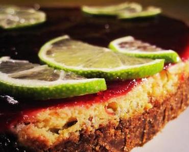 von Wörtern in altrosa Rüschen und Kuchen im roten Cocktailkleid