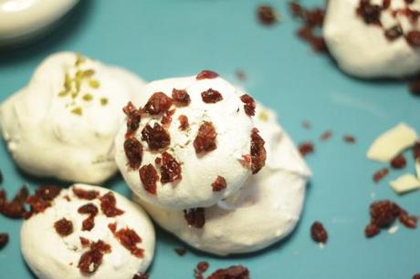 White Chocolate Baiser mit Pistazien und Cranberries