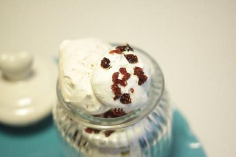 White Chocolate Baiser mit Pistazien und Cranberries