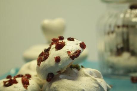 White Chocolate Baiser mit Pistazien und Cranberries