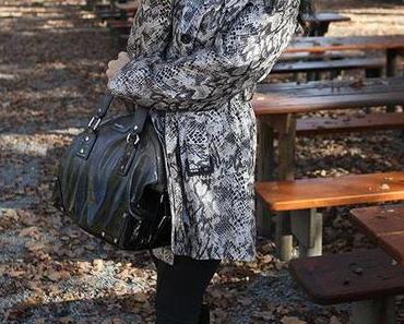 Herbst-Fashion Look – Python Coat Mantel und Pullover im Park