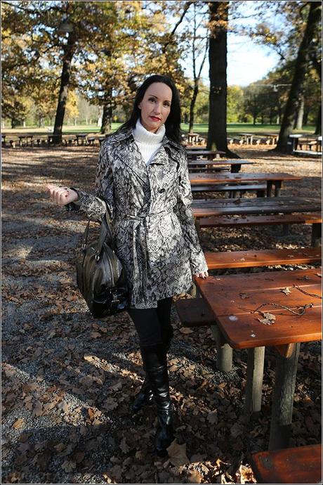 Fashionblog - Herbst-Fashion Look - Python Coat Mantel und Pullover in einem Münchener Park