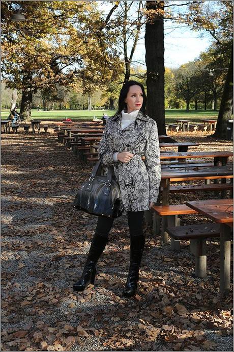 Fashionblog - Herbst-Fashion Look - Python Coat Mantel und Pullover in einem Münchener Park