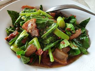 Pad Pak Kanaa Moo Grob - Chinesischer Brokkoli mit knusprigem Schweinebauch / Chinese Broccoli with Crispy Pork Belly