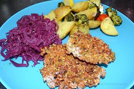 Grünkernlaibchen mit Rotkraut und Gemüse/Kartoffeln